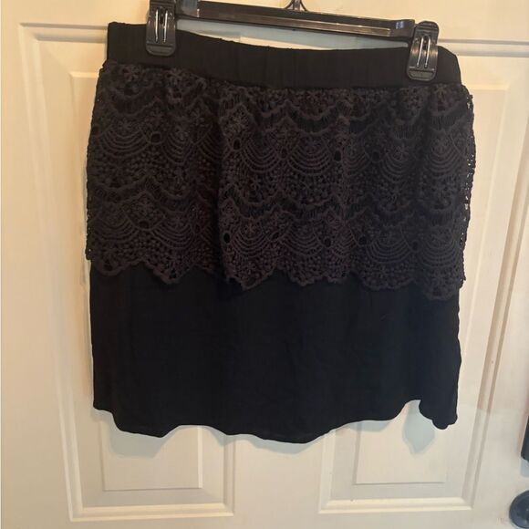 LA MIEL Black A-Line Skirt with Lace Detail - Picture 2 of 4